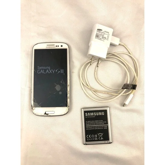 Samsung Galaxy S III Verizon 16GB White – Locked, Cracked, extra battery - Picture 6 of 7